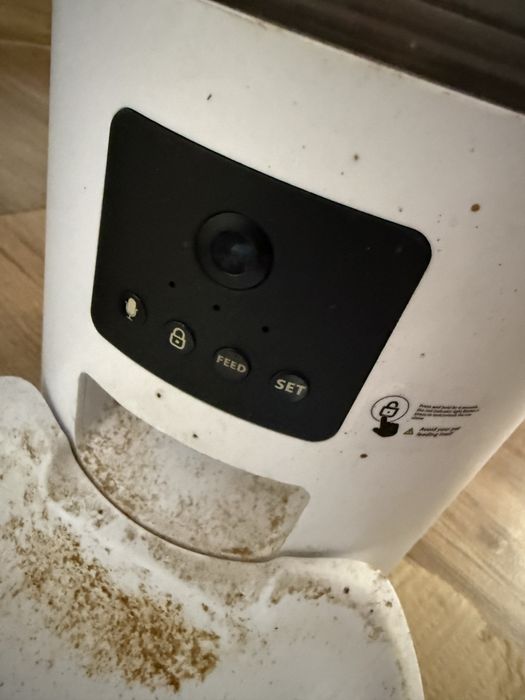 Alimentator automat cu camera wifi pentru pisici