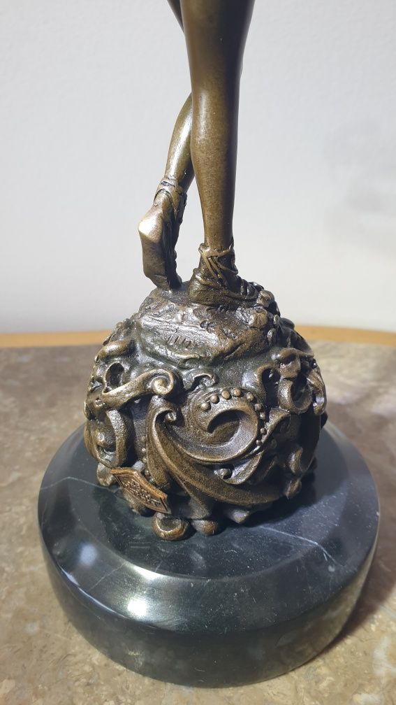Statueta nud din bronz pe soclu de marmura cu semnătură si stampila