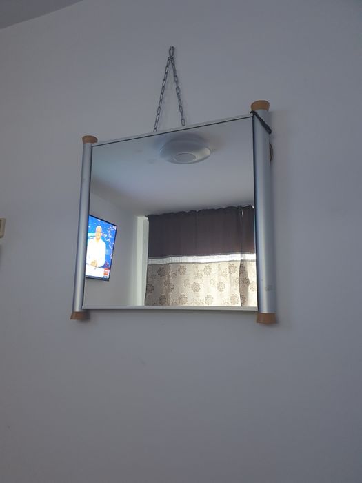 Oglinda în rama de aluminiu