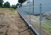 Construim garduri din panouri stil jaluzele, sipca metalica si altele
