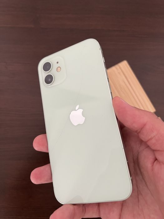 Продавам iPhone 12 – 64GB, с кутия!
