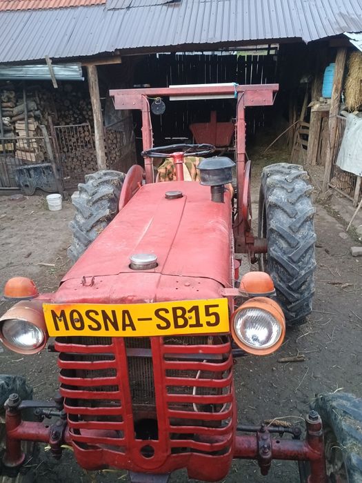 Vând tractor  international