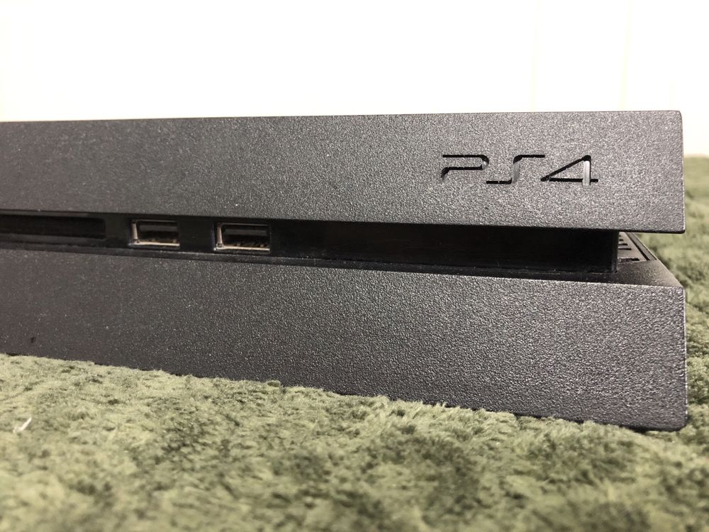 PlayStation 4 + 4 controallere