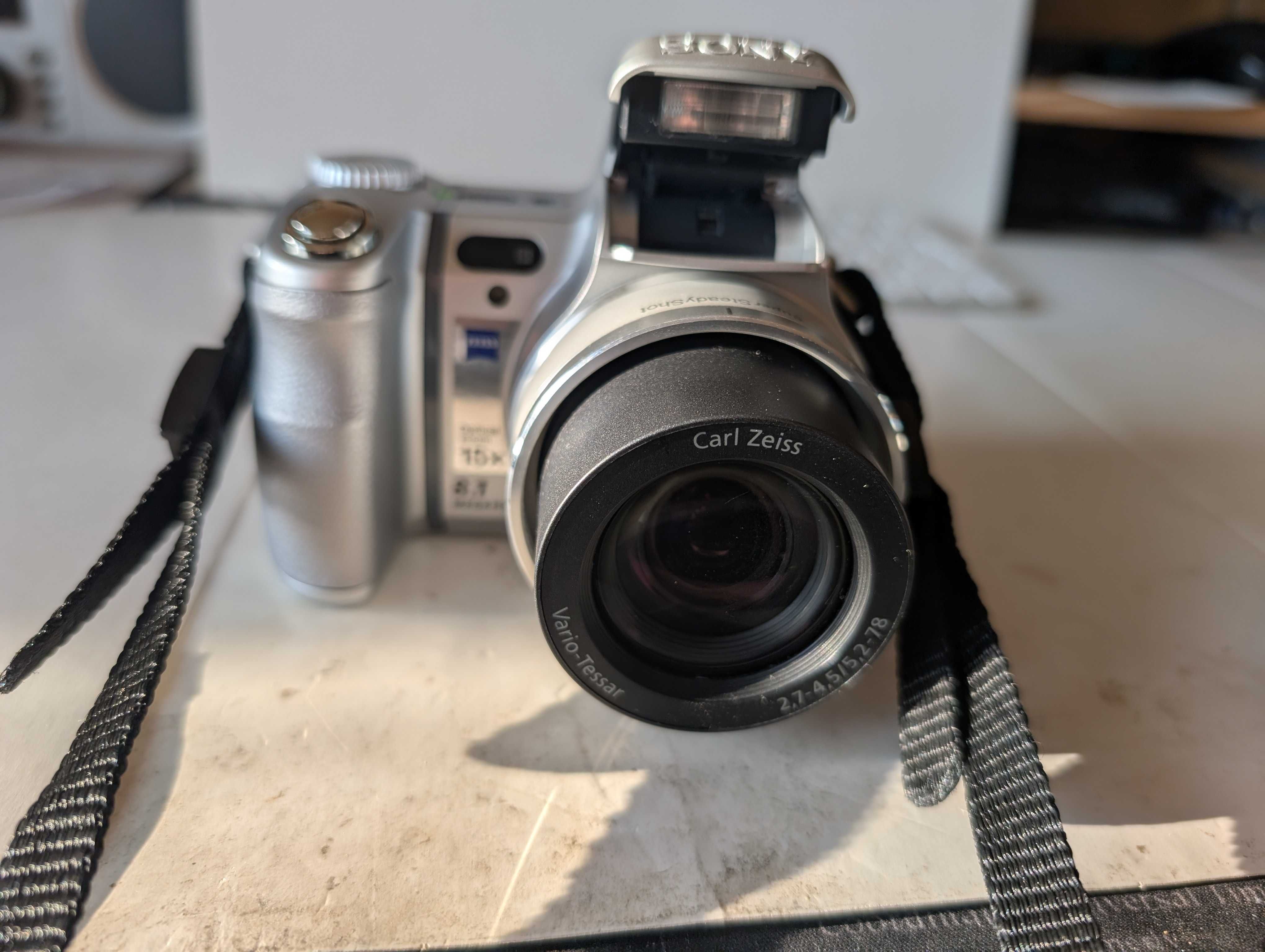 Прекрасен Фотоапарат SONY DSC-H7