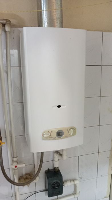 Продается газовая колонка Нева балтгаз в хорошем состоянии .