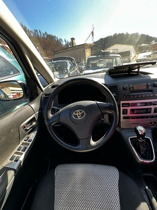 Тойота Корола версо 1.8 на части