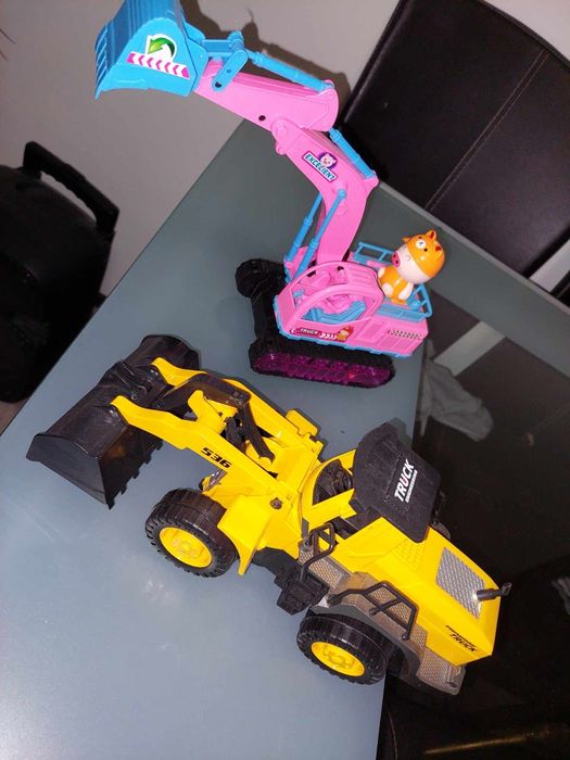 De vânzare 2 escavatoare de jucarie, noi nouțe