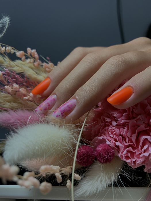 Caut modele pentru manichiură cu plata consumabilelor