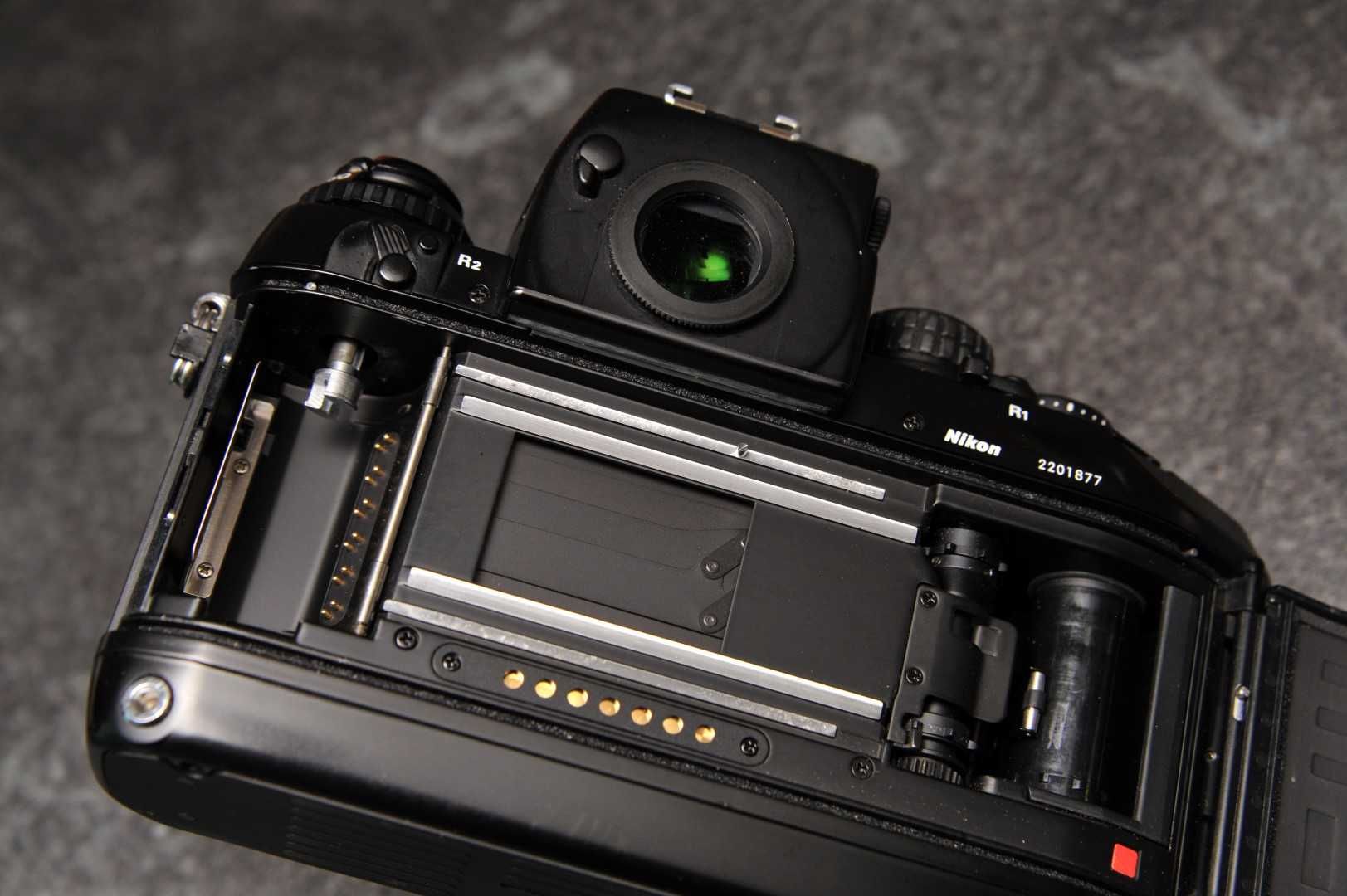 Nikon F4 cu curea umar