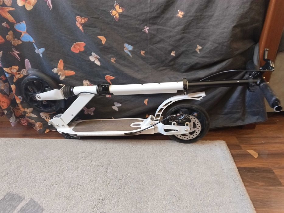 Хороший самокат от skooter urban.В подарок шестигранник.
