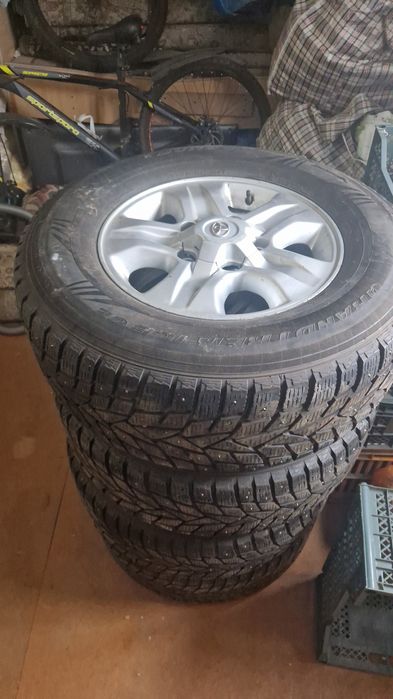 Комплект шин и дисков щипованные Зимние 285 /65/R17 на тайота , лексус