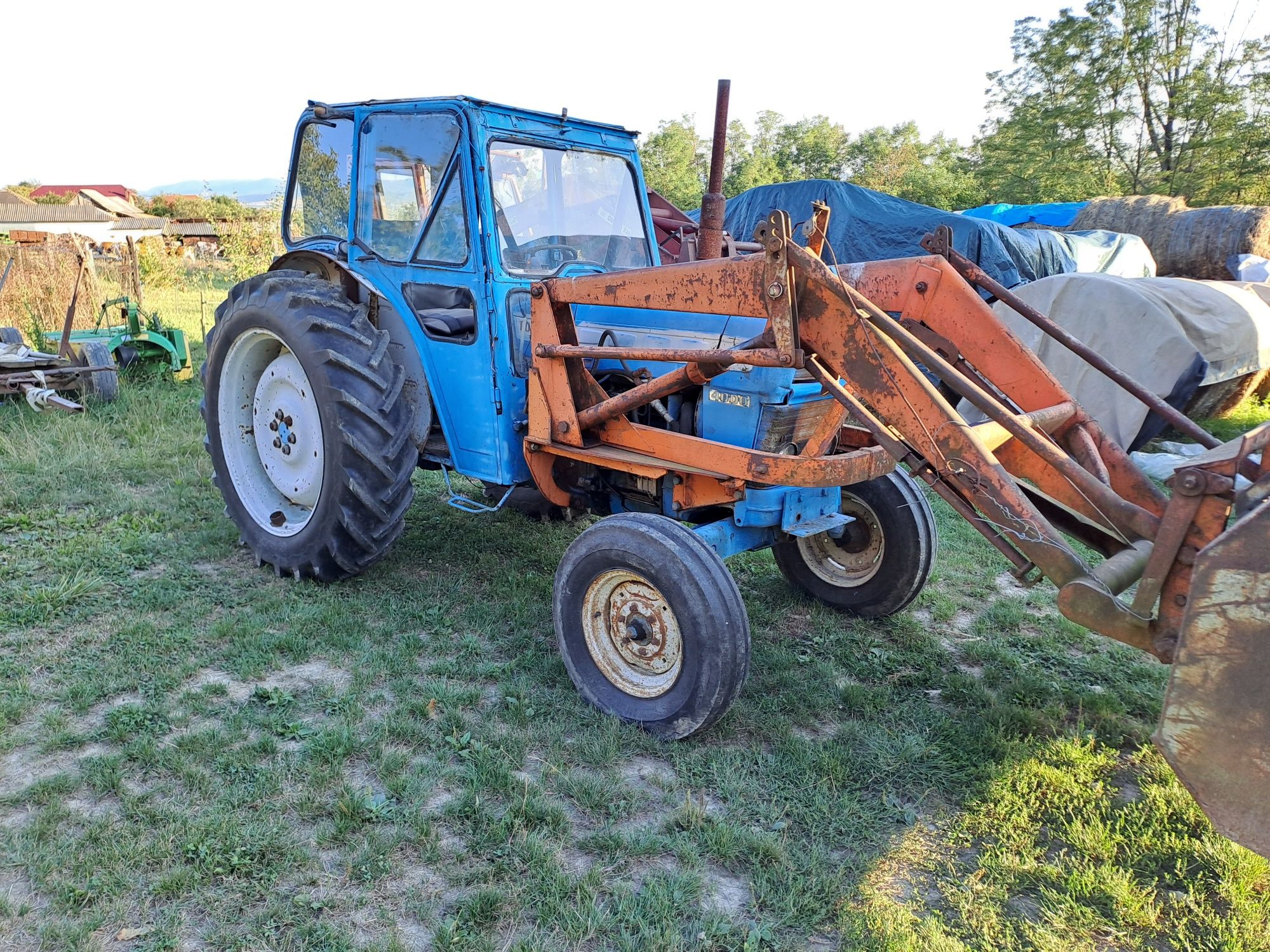 Tractor Ford 4000 cu încărcător