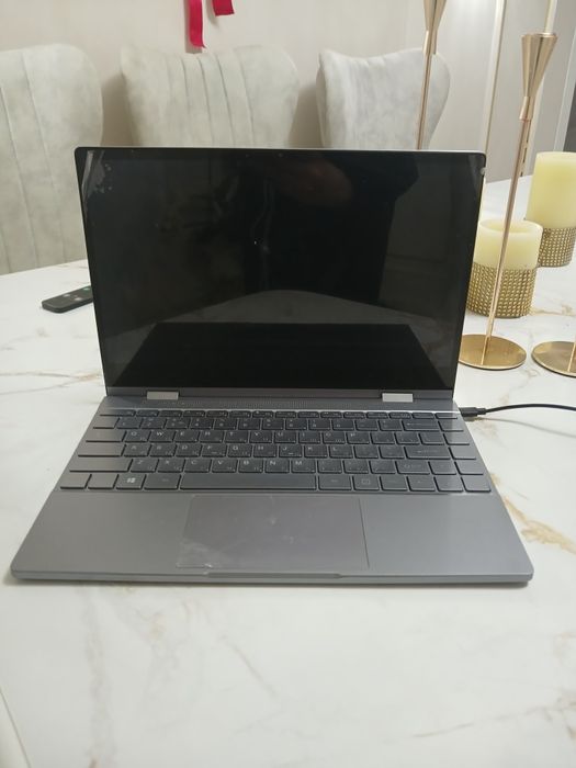 Ноутбук с сенсорной панелью , можно применить как планшет, новая модел