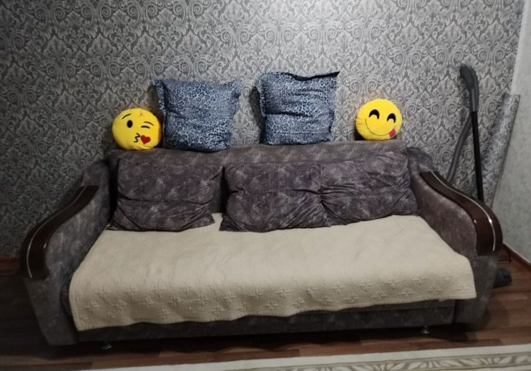 Диван серого цвета