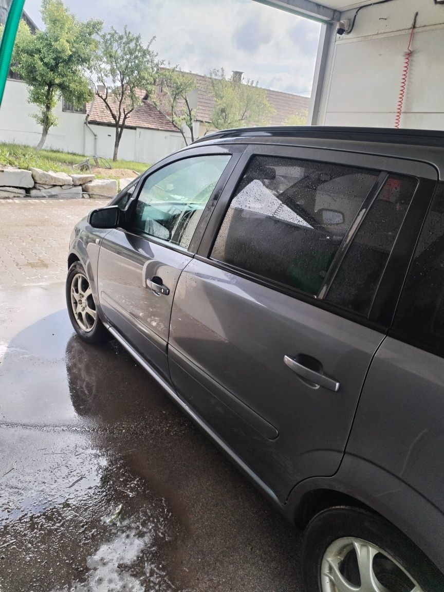 Vând sau schimb Opel Zafira