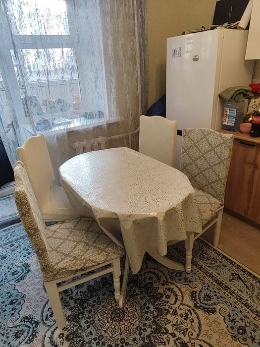 Стол и стулья кухонный