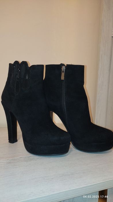 Срочно продам Сапожки замшевые .