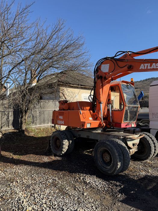 Excavator pe pneuri stare foarte buna