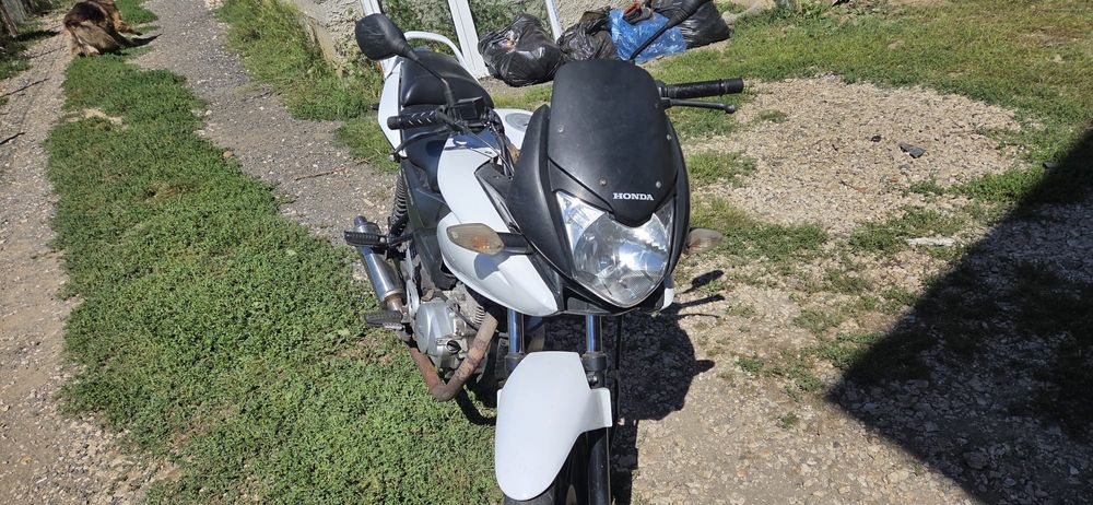 Vând Honda CB125F