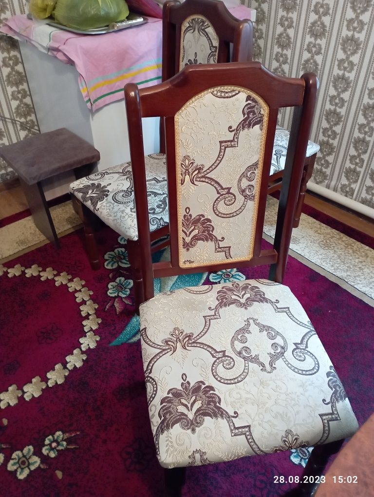 Срочно продам стол и стулья. С