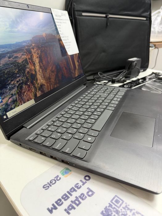 Почти новый ноутбук Lenovo! Готов служить долго без проблем!Core i3/10