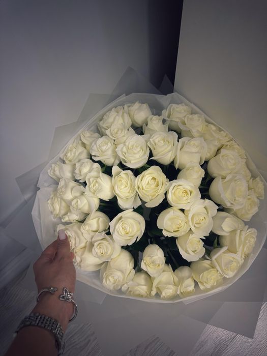 белые розы,хризантемы свежие