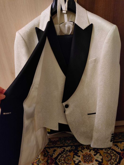 Costum de ceremonie alb