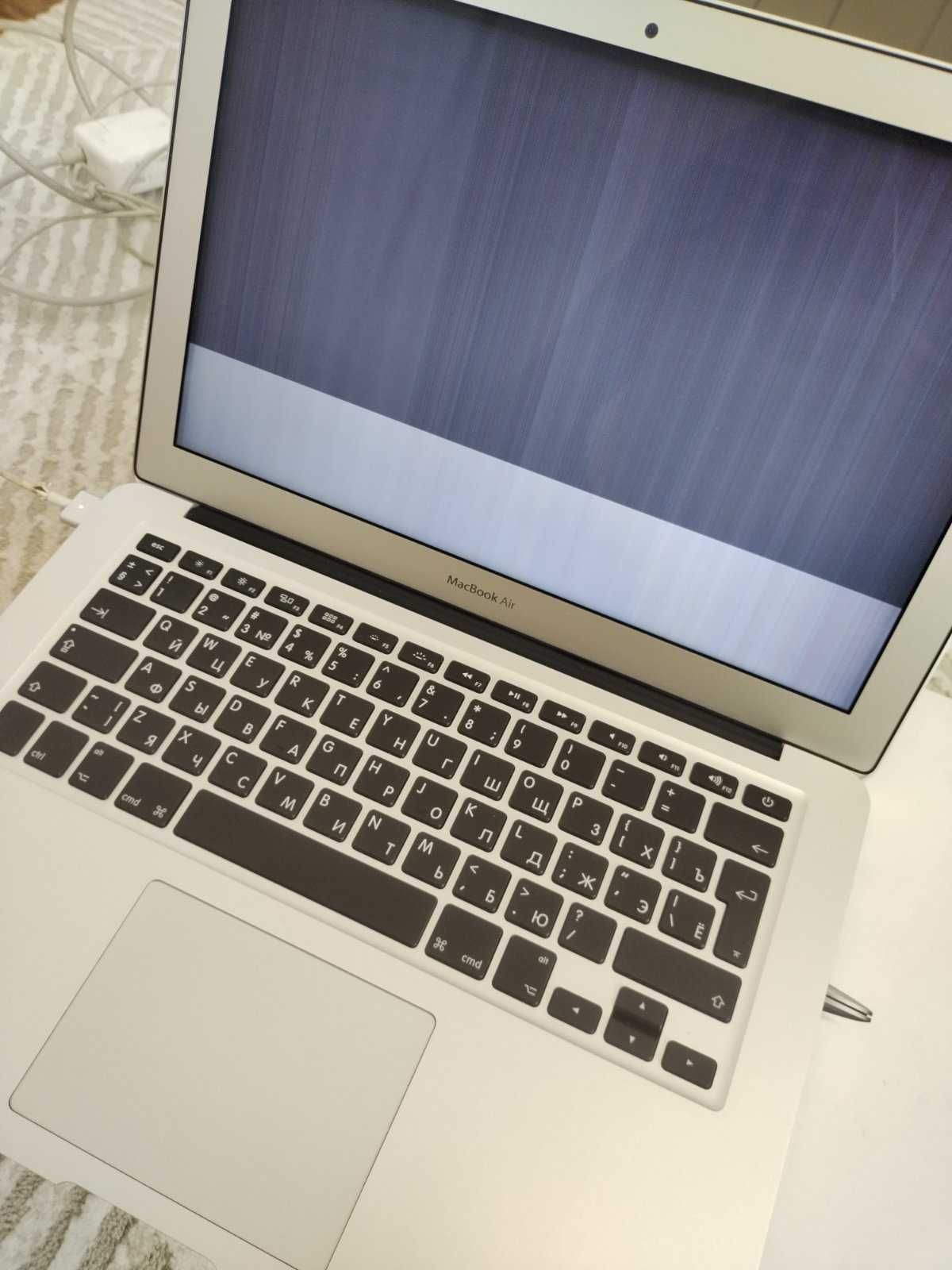 apple macbook 13 inch  display lovit, defect.   il vand la piese