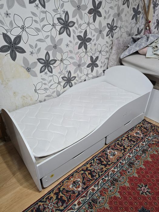 Детская кровать 160×70 + матрас состояние отличное.
