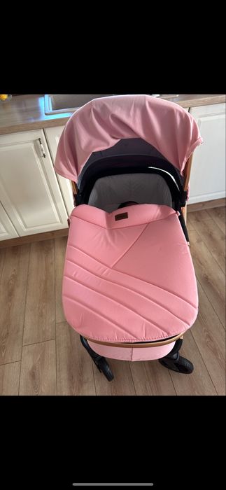 Carut bebe culoarea roz