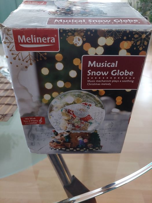 Коледен музикален венец и подарък.