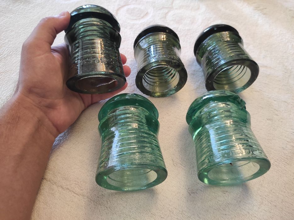Izolatori vechi din sticla