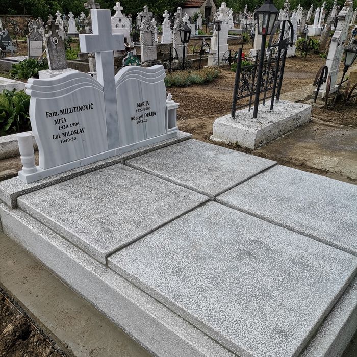 Monumente funerare