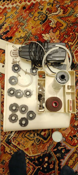 Mașină de cusut Nicoleta Cugir - coase, brodează și surfilează