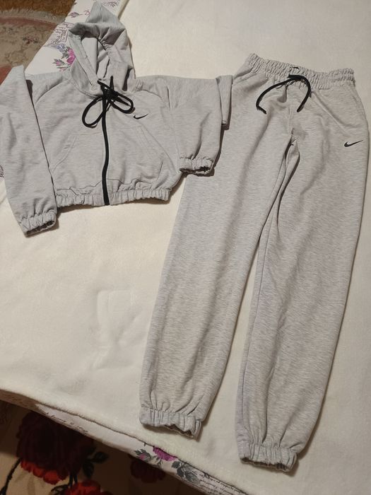 Дамски екип нов сив цвят размер S