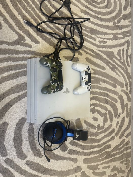 Playstation 4 pro + наушники hyper x ps