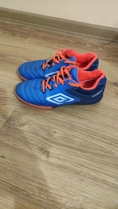 Umbro футболни стоножки 34 номер