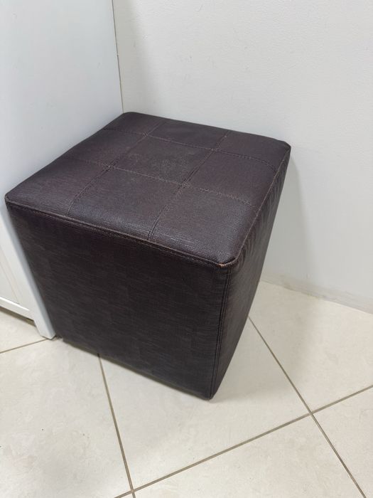 Кожен двуместен диван с подарък табуретка