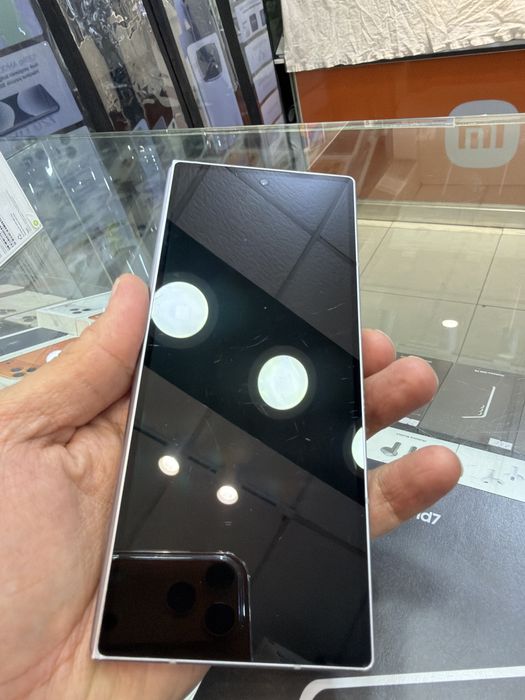 Samsung Z 6 gold 256 gb silver 1,2 qirilgan joylari bor