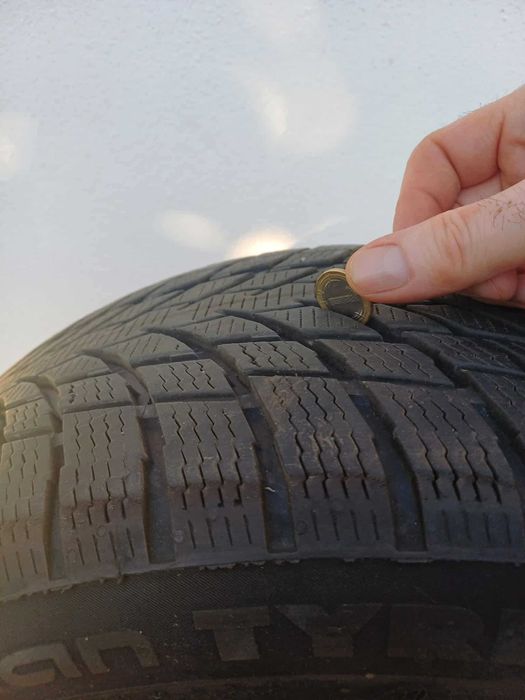 Зимни гуми Nokian 235/45/18 - 2 броя в отлично състояние