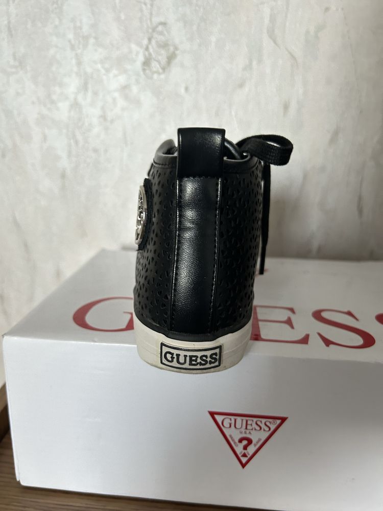 Дамски кецове Guess