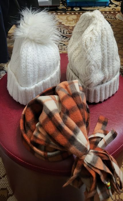 Vând căciuli călduroase