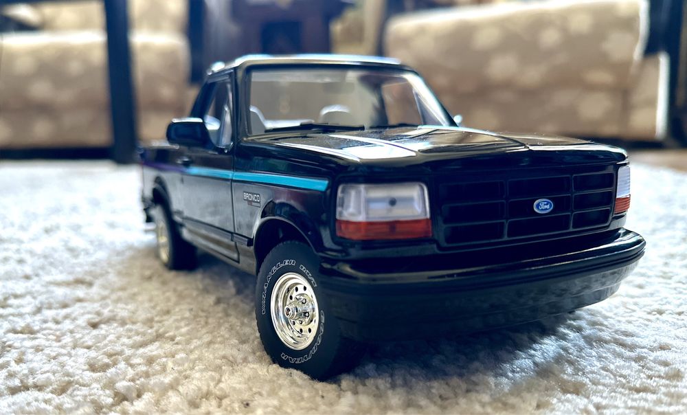 Ford Bronco 1992 Nite Edition / Колекционерска количка 1:18