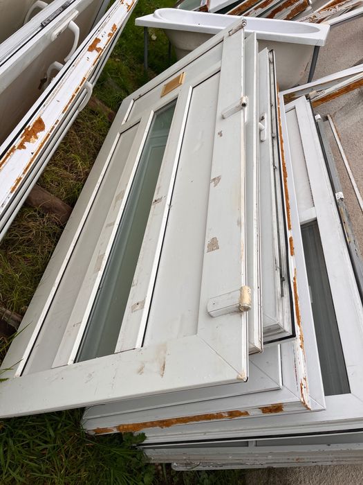 De vânzare uși geamuri second Hand de termopan și calorifere din tablă