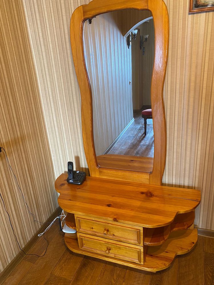 Деревянный шкаф и зеркало