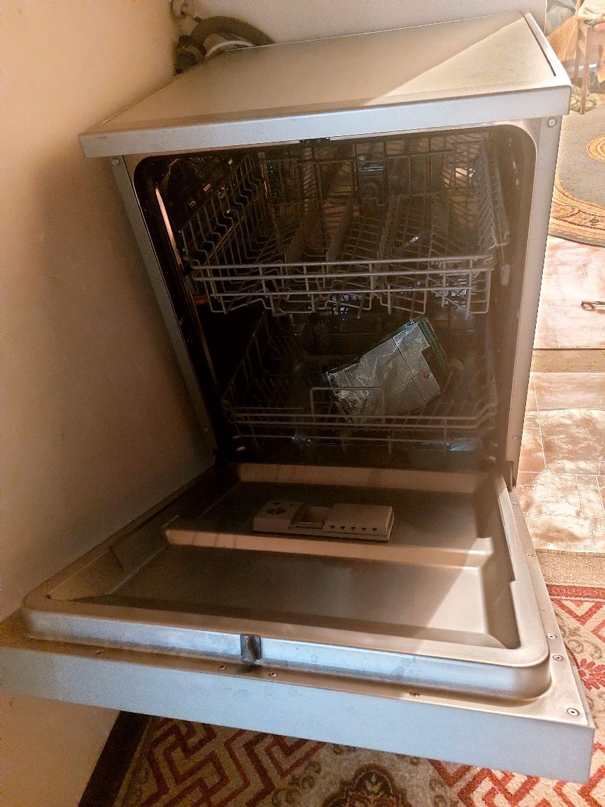Продам посудомоечную машину
