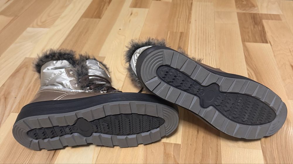 Vând ghete model deosebit