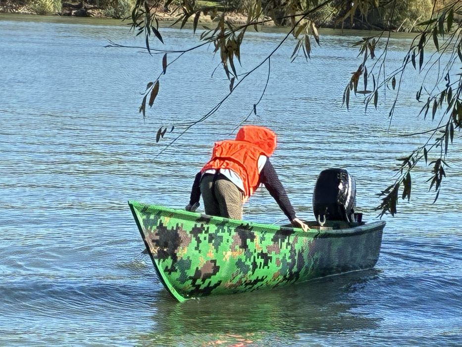 Barca lemn imbracata in fibra de sticla.