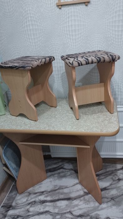 Кухонный стол с табуретами