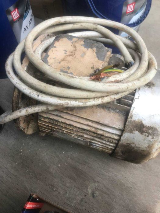 Электродвигатель от советской тестомесильной машины — асинхронный.